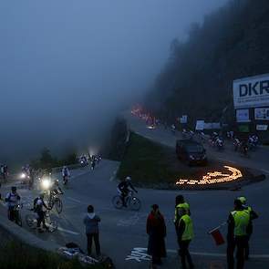 De berg is mooi verlicht met duizenden brandende kaarsjes die ´s nachts door vrijwilliger aangestoken zijn. De fietsers starten in vakken en verspreiden zich snel over de berg. De berg is 14 km lang, ongeveer 1.000 meter hoogteverschil en heeft 21 bochten