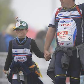 Ook de wandelaars zijn vroeg in de morgen vertrokken. Hier loopt de jongste deelnemer, de 10 jarige Bram van Bommel met zijn vader Christian, scharrelvleeskuikenhouder uit Castenray.