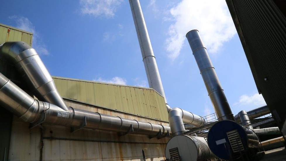 Om te voldoen aan milieuwetgeving zijn onder andere een zuur- en ammoniakwasser geïnstalleerd. Tijdens het hele proces wordt de lucht uit de hele fabriek afgezogen en gereinigd.