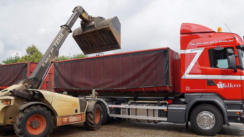 Een aantal pluimveehouders kiezen voor snelheid. Ze laden de kuikens, schuiven de mest op een hoop en de volgende morgen komt de mestwagen en die is binnen 15 minuten geladen en weer weg. Een ander kiest voor kuikens laden en wil dan de mest direct in de