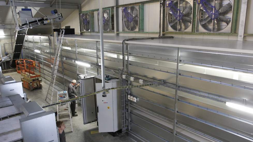 Achter de lengteventilatoren staat een mestdroogtunnel. Schalk koos voor een mestdroogtunnel van Geerts, dat Rijvers (voormalig leverancier van mestdroogtunnel) overnam. Achter iedere stal van de pluimveehouders staat een mestdroogtunnel. „We werken in al