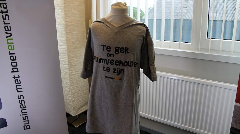 Na de stellingencarrousel was het tijd om gezellig na te praten onder genot van een hapje en een drankje. Ook konden bezoekers het t-shirt ‘Te gek om pluimveehouder te zijn’ kopen.