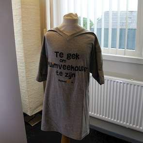 Na de stellingencarrousel was het tijd om gezellig na te praten onder genot van een hapje en een drankje. Ook konden bezoekers het t-shirt ‘Te gek om pluimveehouder te zijn’ kopen.