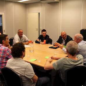 Herman Kranenberg van FreshlightAgri was het als vrijwel alle bezoekers oneens met de stelling ‘Daglicht in de stal moet verplicht worden’. WUR onderzoekster Elske de Haas is het wel met de stelling eens omdat kippen in de natuur ook over daglicht beschik