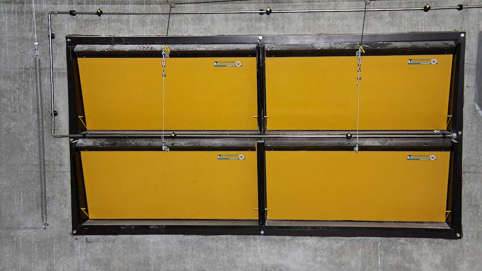 Voor in de stal zitten tunnelkleppen die de vleeskuikenhouder op warme zomerdagen open kan doen om de luchtsnelheid te verhogen. De tunnelkleppen kan hij handmatig met een lier openen.