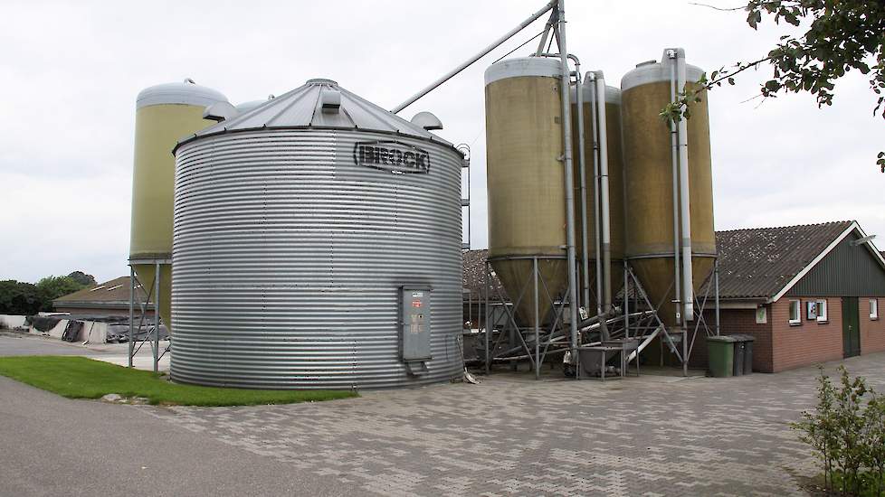 Bouwhuis beschikt over veel silo’s voor de opslag van granen. In de grote metalen silo slaat de familie tarwe op.