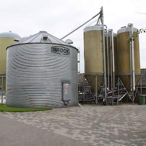 Bouwhuis beschikt over veel silo’s voor de opslag van granen. In de grote metalen silo slaat de familie tarwe op.