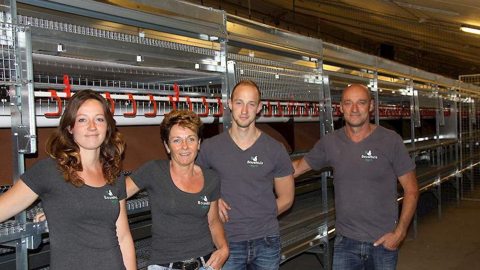 Dochter Mirjam (24), moeder Rianne (49), zoon Erik (20) en vader Johan (51) Bouwhuis in hun omgebouwde leghennenstal. Zij zijn samen de eigenaren van VOF Bouwhuis agro en hebben naast 73.000 leghennen 100 hectare akkerbouw waar ze een gedeelte van het voe