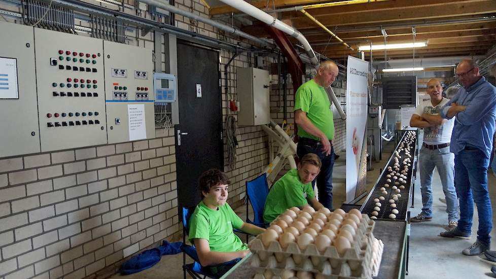 Door de centrale voorruimte loopt de eierband, voor deze open dagen volgelegd met de broedeieren van de tweede locatie. De bezoekers waren verrast door de hoeveelheid techniek en de mogelijkheden om via internet alles te monitoren. In de presentatie licht