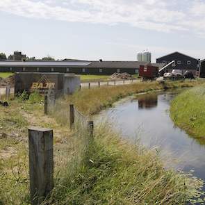 Een overzicht van het bedrijf met de nieuwe leghennenstal en daarnaast de nieuwe mestloods.