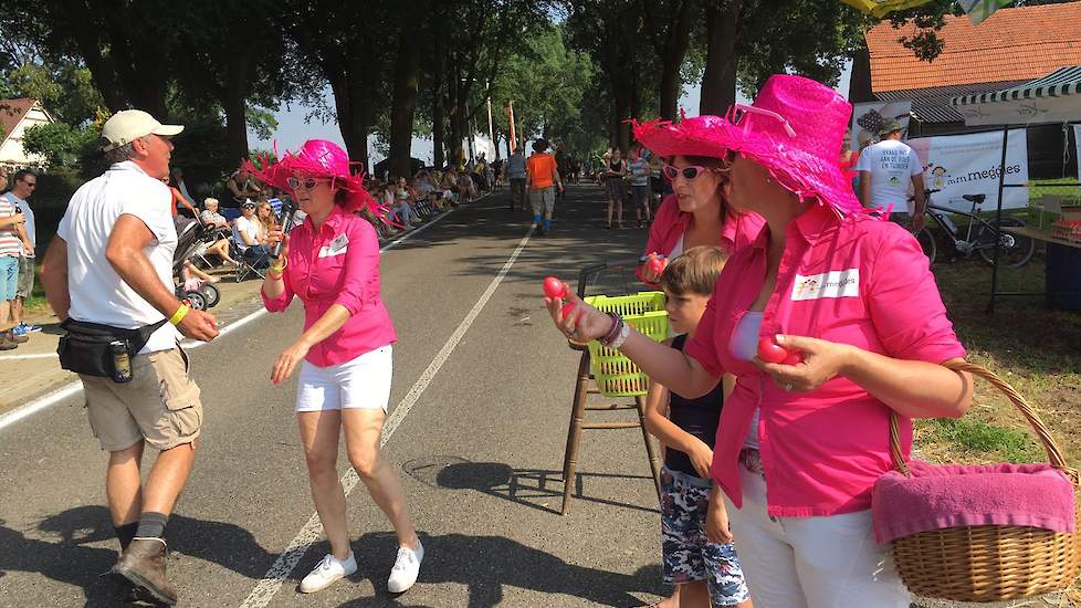 mmmEggie en leghennenhoudster Marian Claessens vertelt alle voorbijgangers over de vele voordelen van eieren.