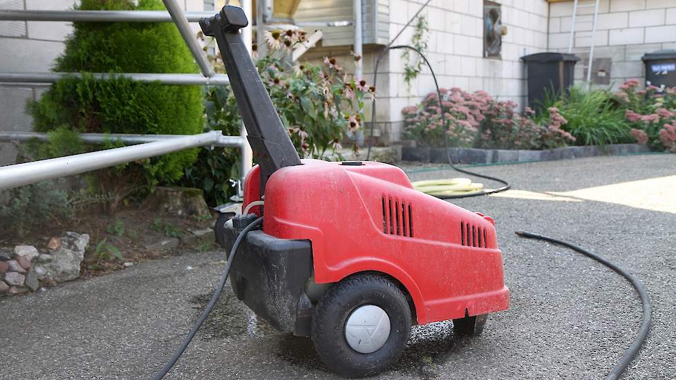 Een hogedrukspuit die bij een bouwmarkt te koop is, zorgt voor de aanvoer van het water van de nevelkoeling.