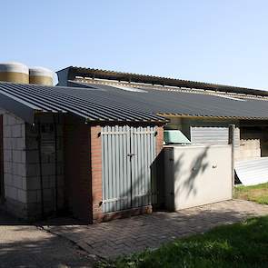 De vleeskuikenhouders lieten vorig jaar het asbest en de isolatie van het dak van stal 1 verwijderen. Stal 1 is net als stal 2 in 1972 gebouwd. De andere twee stallen op het bedrijf stammen uit 1978. Samen met een kennis plaatsen Dick en Ina sandwichpanel