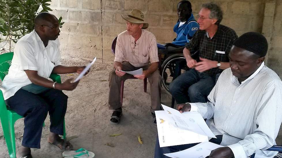 Wim geeft Gambianen regelmatig uitleg over het houden van kippen. Hier tijdens een presentatie voor een groep Gambianen die zich inzet om de levensomstandigheden van mede Gambianen te verbeteren, bijvoorbeeld door het opzetten van kleinschalige kippenbedr