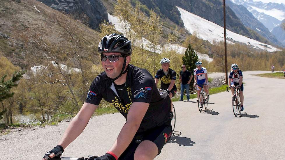 Vleeskuikenhouder Bart Janssen: "Ik fietste in 2013 mee met het eerste pluimveeteam; een fantastische ervaring. Als sector laten we onze betrokkenheid zien in de maatschappij. Daar moeten we mee doorgaan! Dankzij Alpe d'HuZes overleefde mijn vader de hart