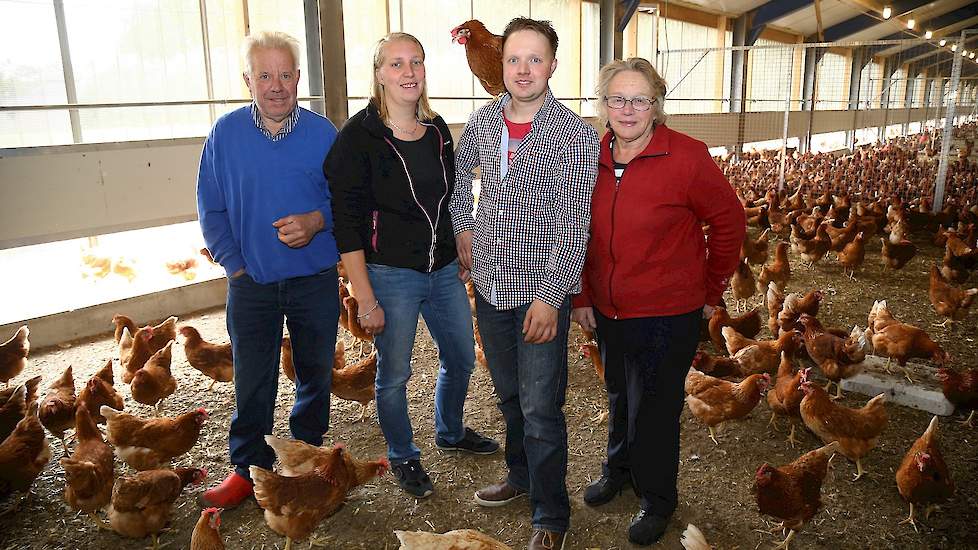 Vader Jaap (69), schoondochter Aline (31), zoon Bertus (33) en moeder Eef (68) van de Heg in de wintergarten van hun verlengde en verbouw Freilandstal. Vroeger stonden hier twee rijen van het volièresysteem. Van de Heg sloopte deze rijen eruit om plaats t