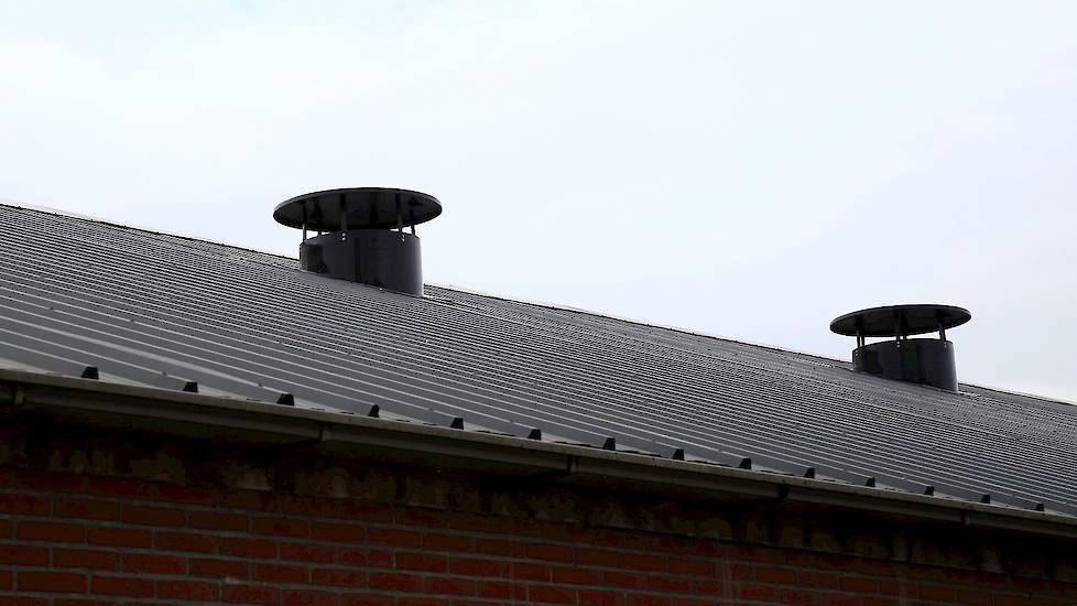 Via de nokventilatoren wordt er lucht in de stal geblazen. „Om deze inkomende lucht op de juiste plaats te krijgen wordt deze gestuurd door de automatisch verstelbare onderplaat. Deze onderplaat houdt rekening met drukverschil tussen binnen- en buitenkant