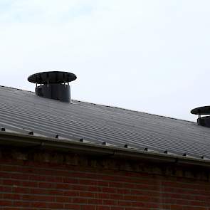 Via de nokventilatoren wordt er lucht in de stal geblazen. „Om deze inkomende lucht op de juiste plaats te krijgen wordt deze gestuurd door de automatisch verstelbare onderplaat. Deze onderplaat houdt rekening met drukverschil tussen binnen- en buitenkant