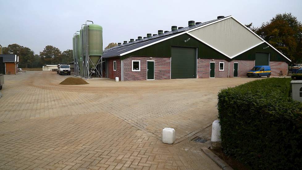 Vierhouten bouwde twee aan elkaar gekoppelde stallen, de ene is 16 bij 42 meter groot (binnenwerk) en de andere is 16 bij 62 meter. „Om het bouwblok helemaal te kunnen benutten was dit de enige manier”, legt hij uit.