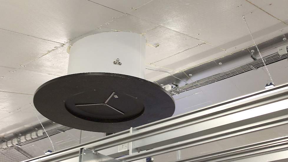 De pluimveehouders pasten de ventilatie van de stal aan van onderdruk naar gelijkdruk omdat er anders tocht ontstaat door de uitloopschuiven. Via de nokventilatoren wordt er lucht in de stal geblazen. „Om deze inkomende lucht op de juiste plaats te krijge