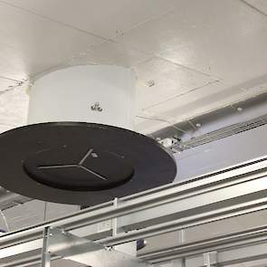 De pluimveehouders pasten de ventilatie van de stal aan van onderdruk naar gelijkdruk omdat er anders tocht ontstaat door de uitloopschuiven. Via de nokventilatoren wordt er lucht in de stal geblazen. „Om deze inkomende lucht op de juiste plaats te krijge