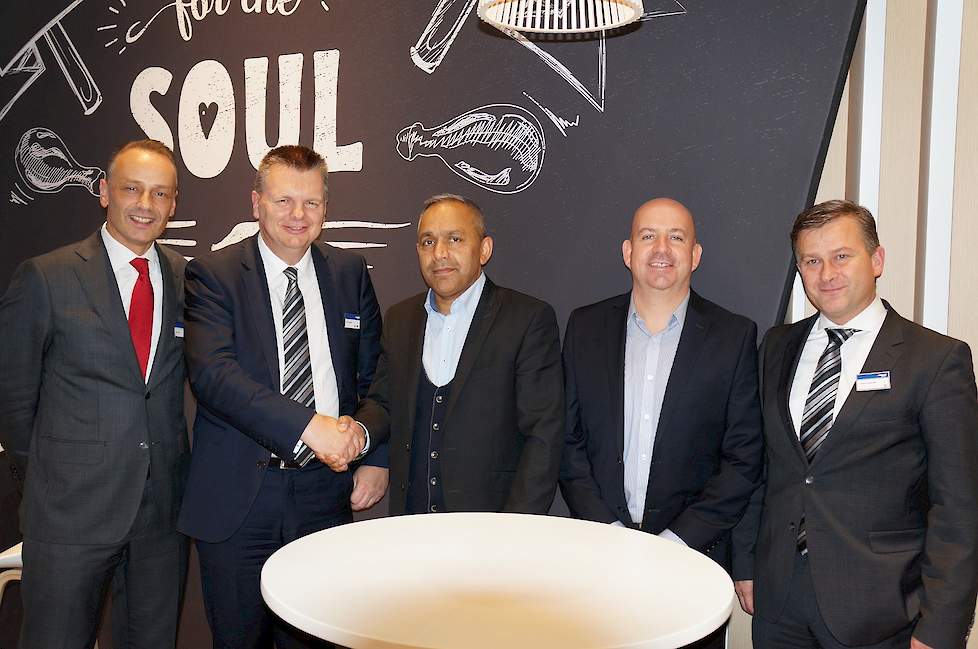 Arie Tulp (Marel Poultry Sales en Marketing Director), Jeff Donald (Marel Poultry Area Sales Manager UK), Raj Mehta (Eigenaar en MD Maelor Foods), Steve Hammond (Commercial Director), Paul Cardinaal (Marel Poultry Regional Sales Manager).