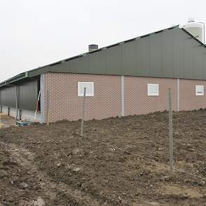 De eerste paar meter naast de overdekte uitloop laat Atzema beton storten om te zorgen dat de klei beter buiten de stal blijft. Ook is het onderdeel van de Maatlat Duurzame Veehouderij. Het gaas voor de overdekte uitloop moet nog opgezet worden.