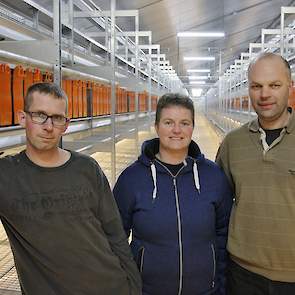 Medewerker Arjan Kieviet, Irma en haar man Harm Atzema in hun nieuwe stal voor 22.000 vrije uitloop hennen.