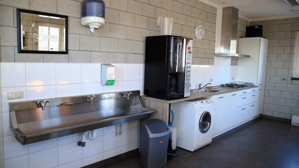 Vanuit de doucheruimte kom je in een riante kantine met ruime handenwasgelegenheid. In de kantine staat ook een wasmachine met een trommel van 8 kilo die vele uren draait, vooral in de entweken rond 6 en 14 weken leeftijd als alle servicemedewerkers douch