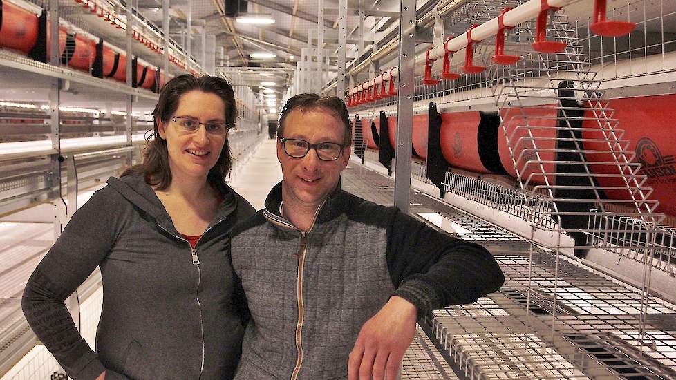 Wilco (34) en zijn vrouw Petra (33) van den Broek in hun nieuwe stal voor 25.000 vrije uitloop hennen. Ze zitten in de maatschap met Gert (71) en Ada (69) Van den Broek, de ouders van Wilco. Naast leghennen teelt de familie asperges en kersen. De Veluwse