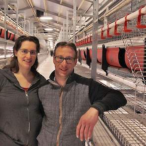 Wilco (34) en zijn vrouw Petra (33) van den Broek in hun nieuwe stal voor 25.000 vrije uitloop hennen. Ze zitten in de maatschap met Gert (71) en Ada (69) Van den Broek, de ouders van Wilco. Naast leghennen teelt de familie asperges en kersen. De Veluwse