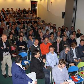 Met ruim 120 bezoekers was de belangstelling voor de Pluimveeweb thema-avond Markt en Ondernemen voor de vleespluimveesector in Meppel groot.