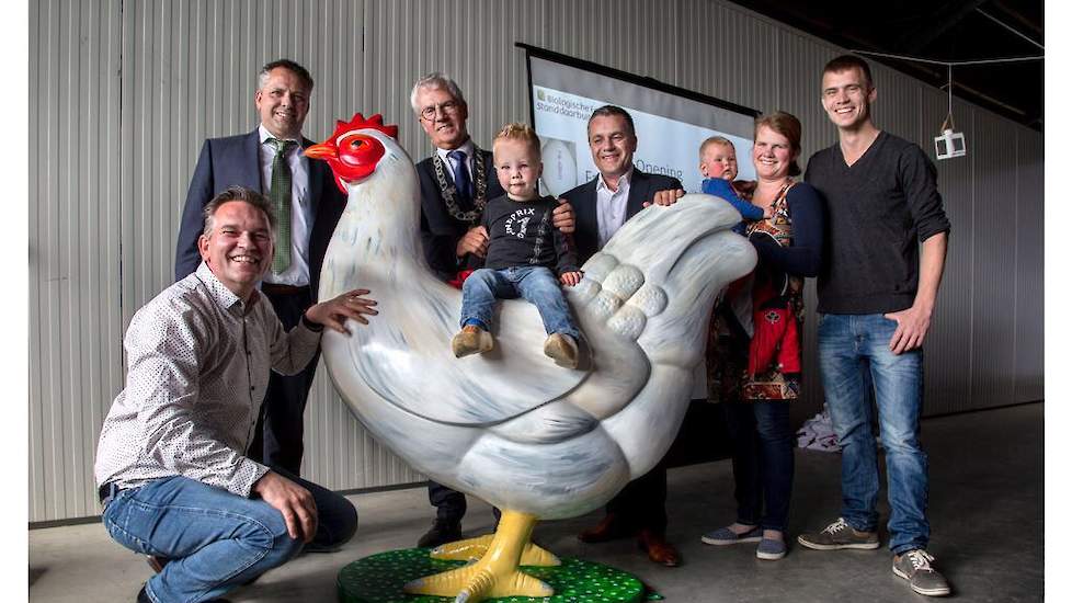 Medewerkers van eierhandelaar Kwetters en burgemeester Jac Klijs van de gemeente Moerdijk op het omgebouwde leghennenbedrijf van Kwetters in Standdaarbuiten.