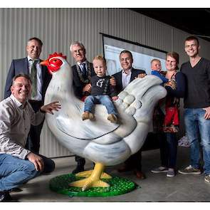 Medewerkers van eierhandelaar Kwetters en burgemeester Jac Klijs van de gemeente Moerdijk op het omgebouwde leghennenbedrijf van Kwetters in Standdaarbuiten.