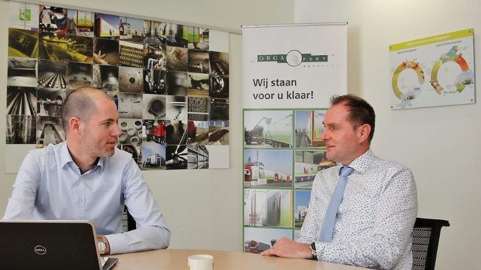 Gerd-Jan de Leeuw, manager Mest en Mineralen, en Wil van der Heijden, directeur DEP vertellen over BMC en DEP. De Coöperatie Duurzame Energieproductie Pluimveehouderij (DEP) is eind jaren negentig opgericht. In 2008 gingen 630 leden pluimveehouders een ve