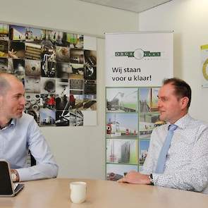 Gerd-Jan de Leeuw, manager Mest en Mineralen, en Wil van der Heijden, directeur DEP vertellen over BMC en DEP. De Coöperatie Duurzame Energieproductie Pluimveehouderij (DEP) is eind jaren negentig opgericht. In 2008 gingen 630 leden pluimveehouders een ve