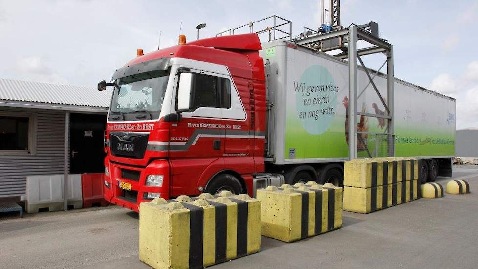 Direct na binnenkomst wordt elke vrachtwagen mest bemonsterd. De vrachtwagens die rijden voor Orgafert zijn bedrukt met toepasselijke tekst