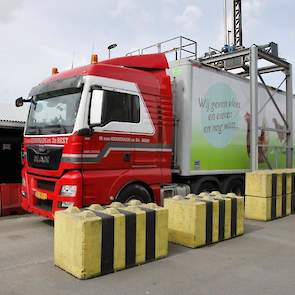 Direct na binnenkomst wordt elke vrachtwagen mest bemonsterd. De vrachtwagens die rijden voor Orgafert zijn bedrukt met toepasselijke tekst