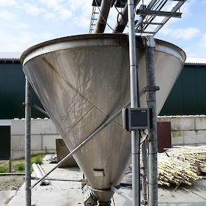 Kuenen heeft alle silo’s van zijn bedrijf bij elkaar staan en voert vanuit deze kegelmenger alle vijf stallen. „We mengen nu alleen tarwe door het kernvoer. Maar kunnen in de toekomst ook andere grondstoffen door het kernvoer mengen.”