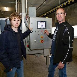 Max en Jan Kuenen bij hun voerinstallatie. Jan wil nog investeren in automatische dierweger. „Daarmee kan ik het gewicht goed in de gaten houden.” De pluimveehouders is van plan om in september - wanneer de stallen helemaal af zijn - een open dag te organ