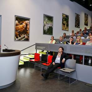 Vaccinatie is nog niet de oplossing tegen hoogpathogene vogelgriep volgens Ruth Bouwstra van de GD. Vogelgriepvirussen kunnen makkelijk muteren, waardoor je gauw achter de feiten aanloopt met vaccins die je hebt. Het geregistreerde vaccin H5N2 is bijvoorb