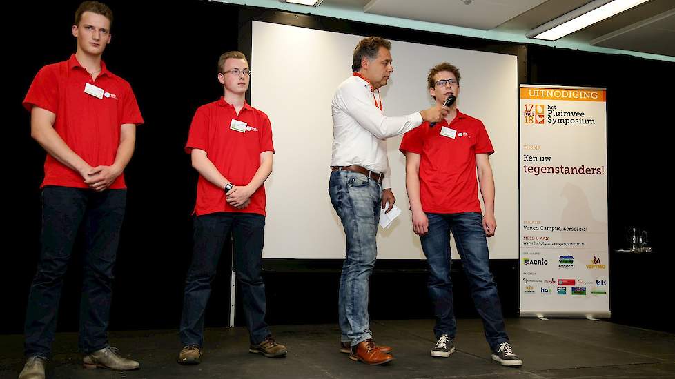 Studenten van Aeres Hogeschool Dronten starten dit jaar met onderzoek in een nieuwe leghennenstal die voldoet aan het Beter Leven keurmerk met 3 sterren van de Dierenbescherming. Juryvoorzitter Ruud Zanders stelt de studenten enkele vragen.