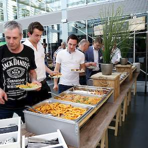 Na de omdenkclinic was het tijd voor het buffet waar kip één van de hoofdgerechten was.