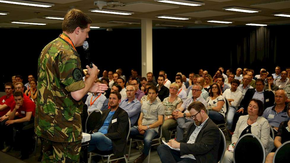 Luchtmachtofficier Daan Storm van Leeuwen trapte de discussie af met een korte inleiding over hoe de luchtmacht omgaat met tegenstanders.