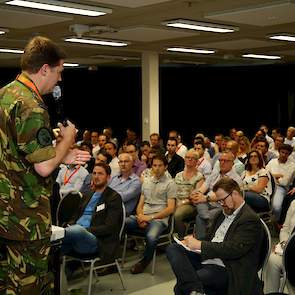 Luchtmachtofficier Daan Storm van Leeuwen trapte de discussie af met een korte inleiding over hoe de luchtmacht omgaat met tegenstanders.