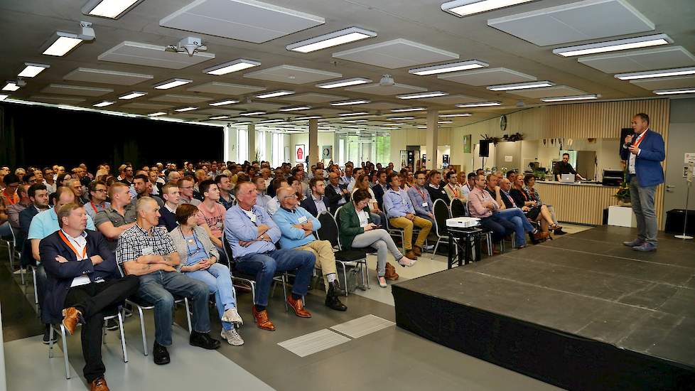 Na de pauze kwamen alle ruim 250 bezoekers bijeen in de grote zaal.