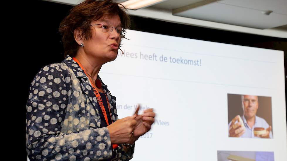 Kweekvlees heeft de toekomst volgens Cor van der Weele van Wageningen UR. Na afloop van haar presentatie volgt een felle discussie met vleespluimveehouders en andere aanwezigen uit de zaal.