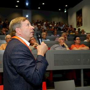 Een pluimveehouder vroeg aan pluimveedierenarts Teun Fabri van de GD of UV licht virus deeltjes kan doden. „Dat kan maar niet in een stal”, reageerde Fabri. „In een stal zitten veel dieren die zoveel stof produceren dat UV licht niet alle virussen kan dod