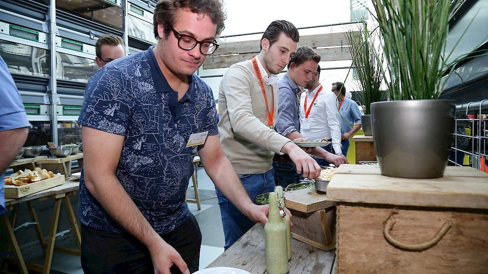 Na de omdenkclinic was het tijd voor het buffet waar kip één van de hoofdgerechten was.