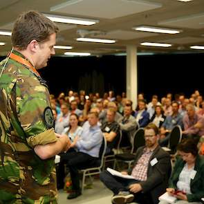 Luchtmachtofficier Daan Storm van Leeuwen trapte de discussie af met een korte inleiding over hoe de luchtmacht omgaat met tegenstanders.